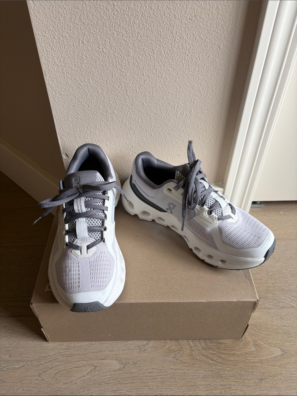 GUC on running cloudrunner 2 white/frost size 5.5 women's